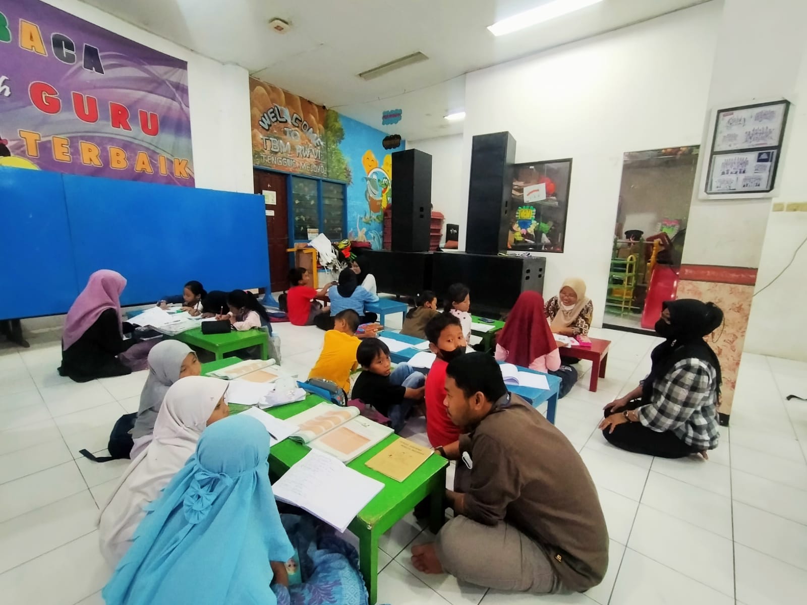 Antusiasme Anak-anak Surabaya Belajar dan Ngaji Bareng di Balai RW
