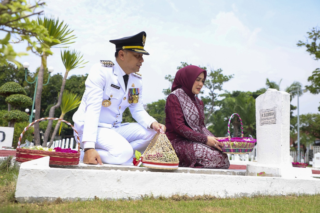 Wali Kota Surabaya ziarah dan tabur bunga di Taman Makam Pahlawan (TMP) Kusuma Bangsa