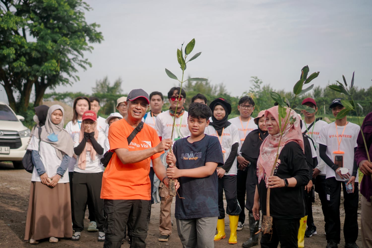 Lindungi Pesisir dari Abrasi dan Risiko Banjir, Siswa SMPN 1 Surabaya Tanam 18.200 Mangrove